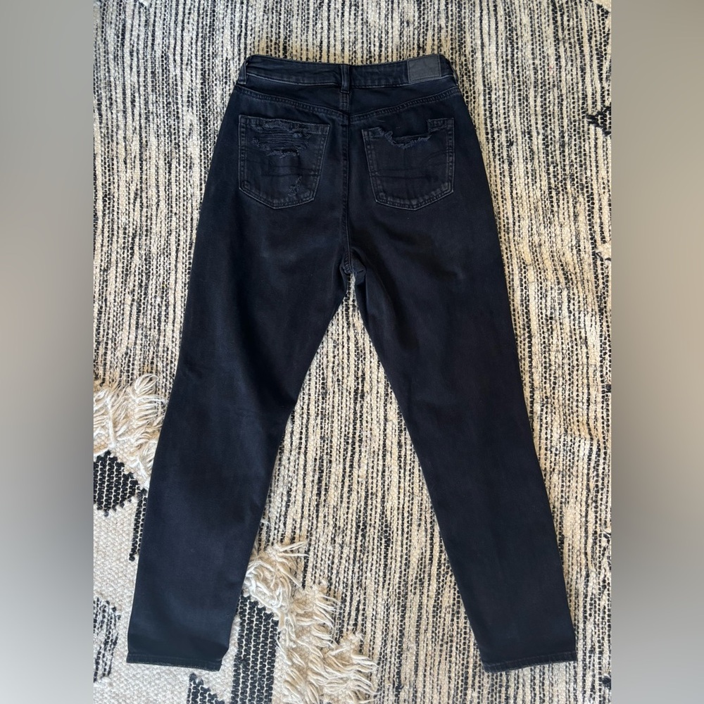 🇺🇸🦅 American Eagle 🦅🇺🇸Mom Jeans | Black Distressed | Size 2 Regular - Picture 3 of 6